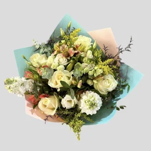 Buchet mixt cu trandafiri si flori de sezon