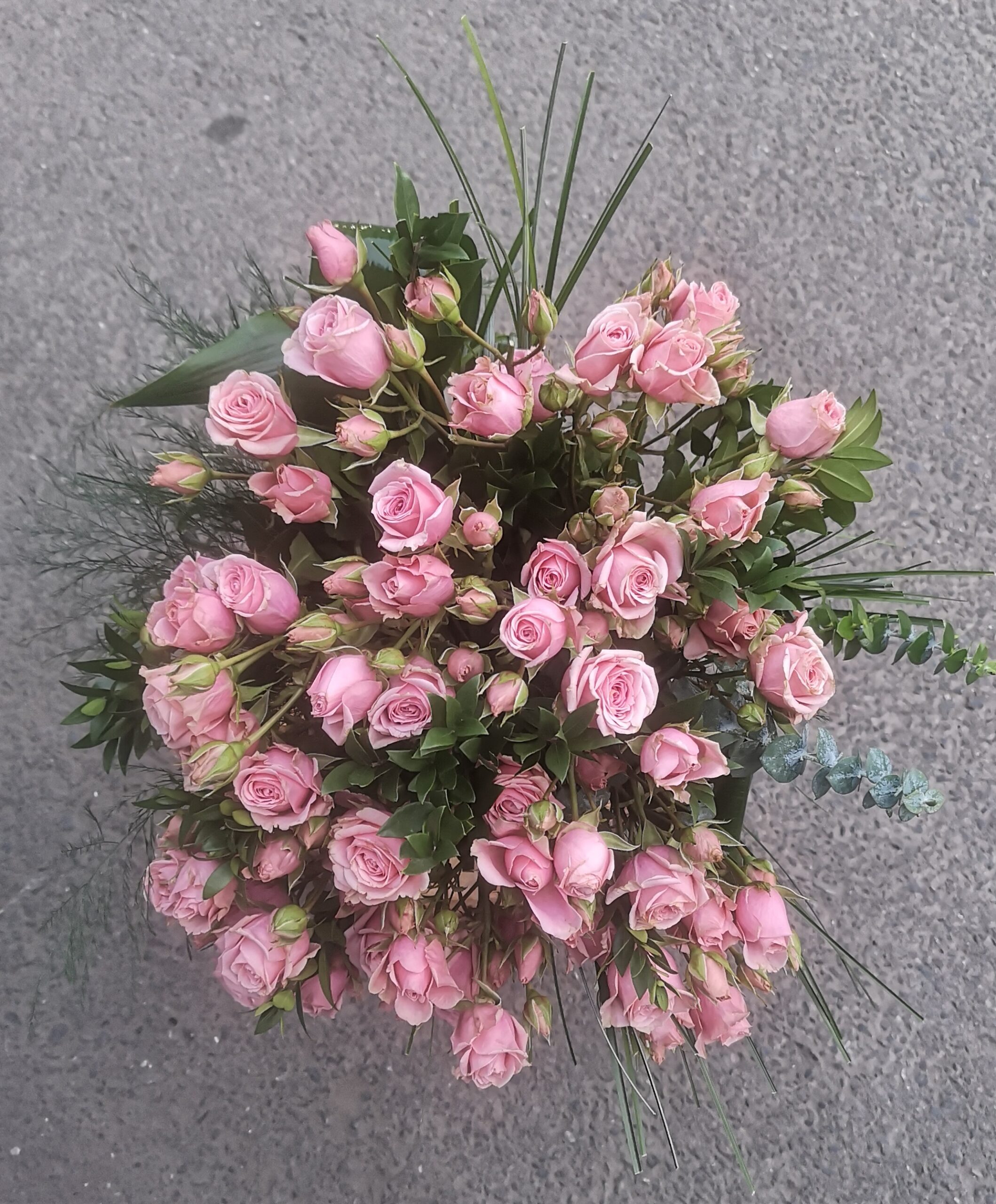 buchet cu minitrandafiri roz