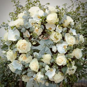 coroana funerara cu orhidee pentru cruce