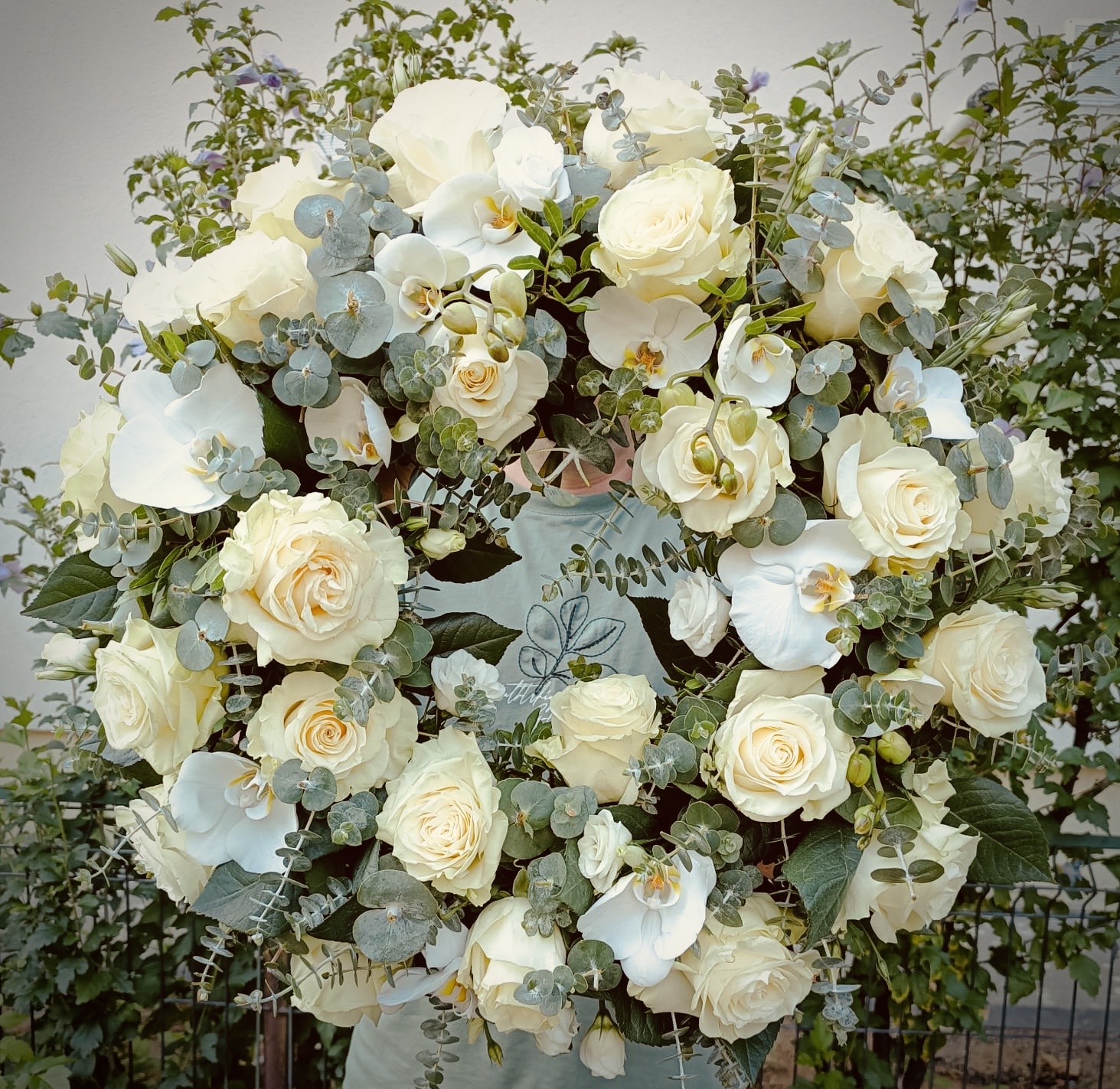 coroana funerara cu orhidee pentru cruce