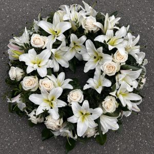 coroana funerara cu flori si trandadfiri