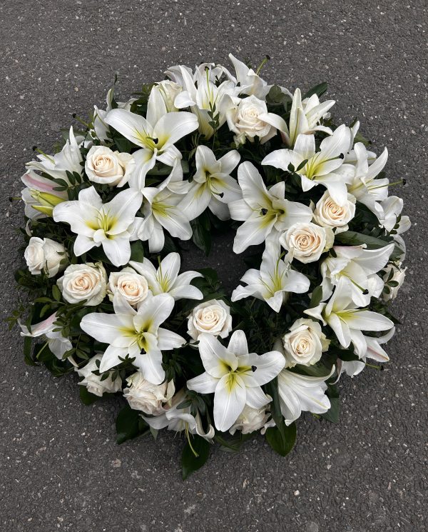 coroana funerara cu flori si trandadfiri
