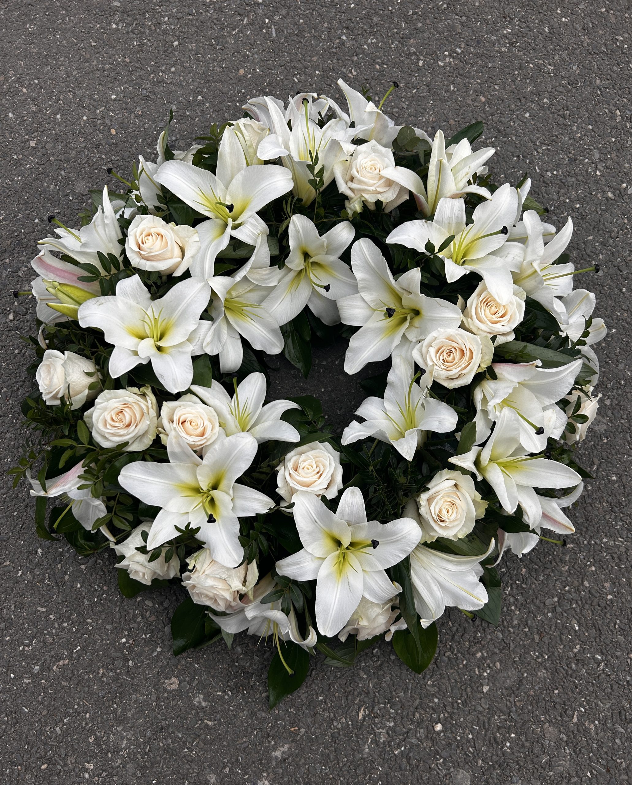 coroana funerara cu flori si trandadfiri
