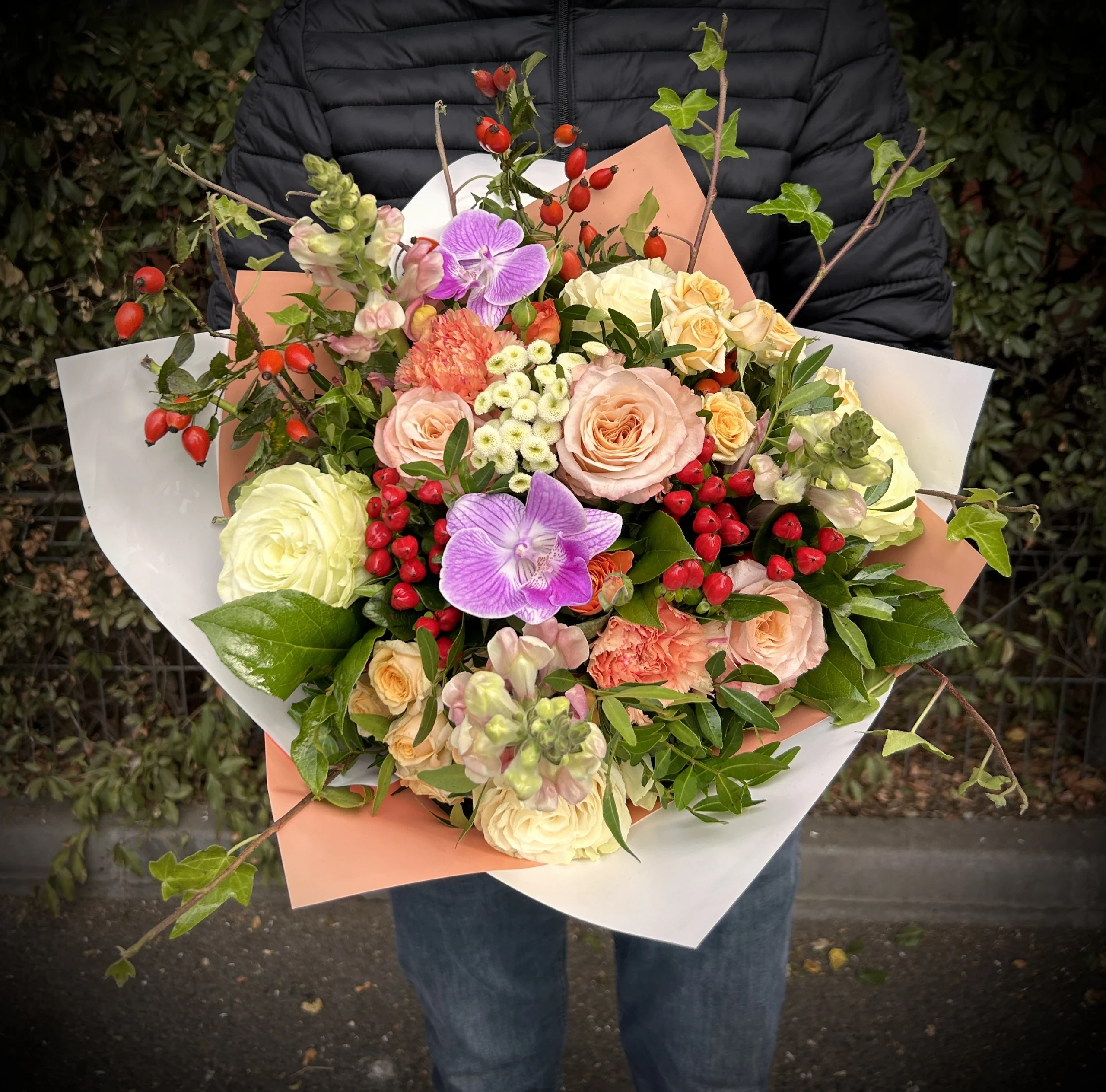 Buchet cu flori colorat si macese