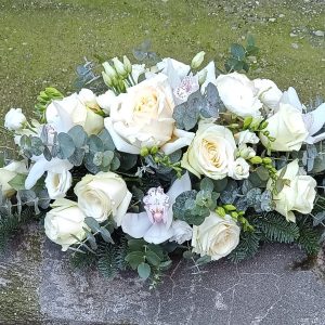 Aranjament sicriu cu flori albe