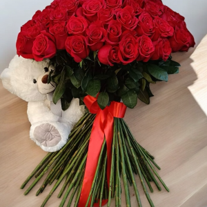 Buchet cu trandafiri rosii si ursulet