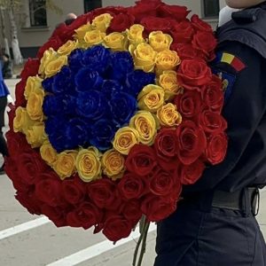 Buchet tricolor din 101 trandafiri