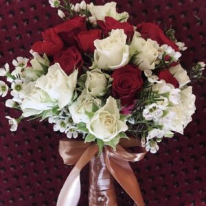 Buchet de mireasa cu minitrandafiri