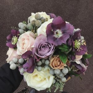 Buchet de nasa cu Helleborus