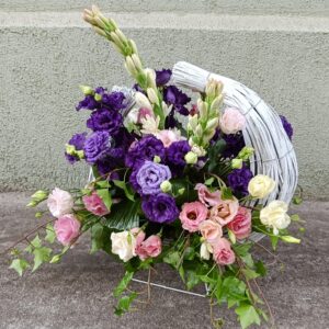 Aranjament cu lisianthus in cos ratan