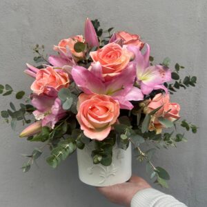 Aranjament floral Voios sa te primesc cu flori colorate si ambalaj elegant