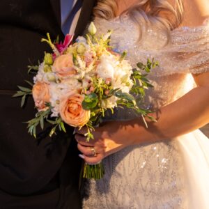 Buchet cu trandafiri lisianthus si phalaenopsis