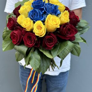 Buchet tricolor cu 25 trandafiri
