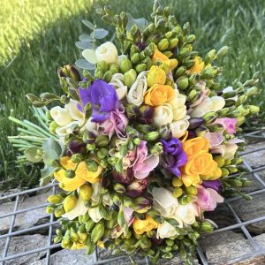 Buchet cu frezii multicolore 49 fire