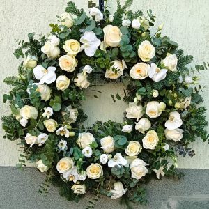 Coroana funerara cu trandafiri si eucalipt